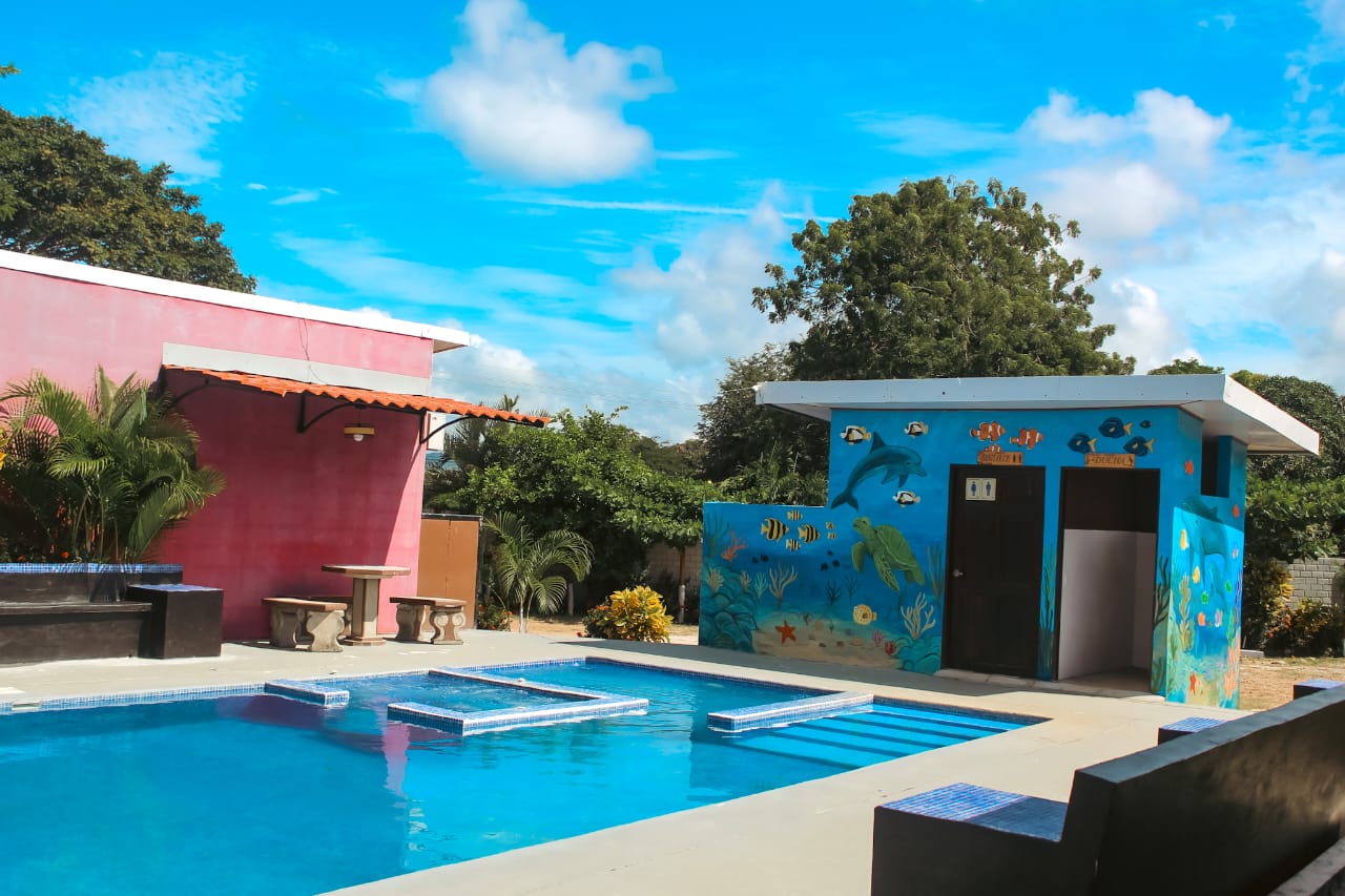 Piscina grande con jacuzzi